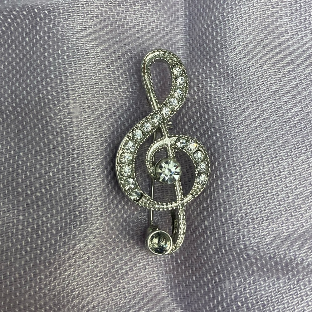 Treble clef brooch